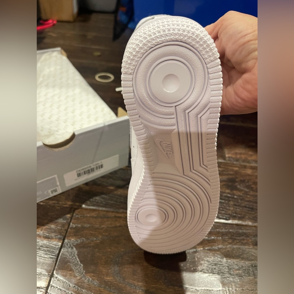 Woman’s Nike Air Force 1 - Picture 3 of 3